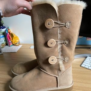 UGG Bailey Triple Button Chestnut Sz 7